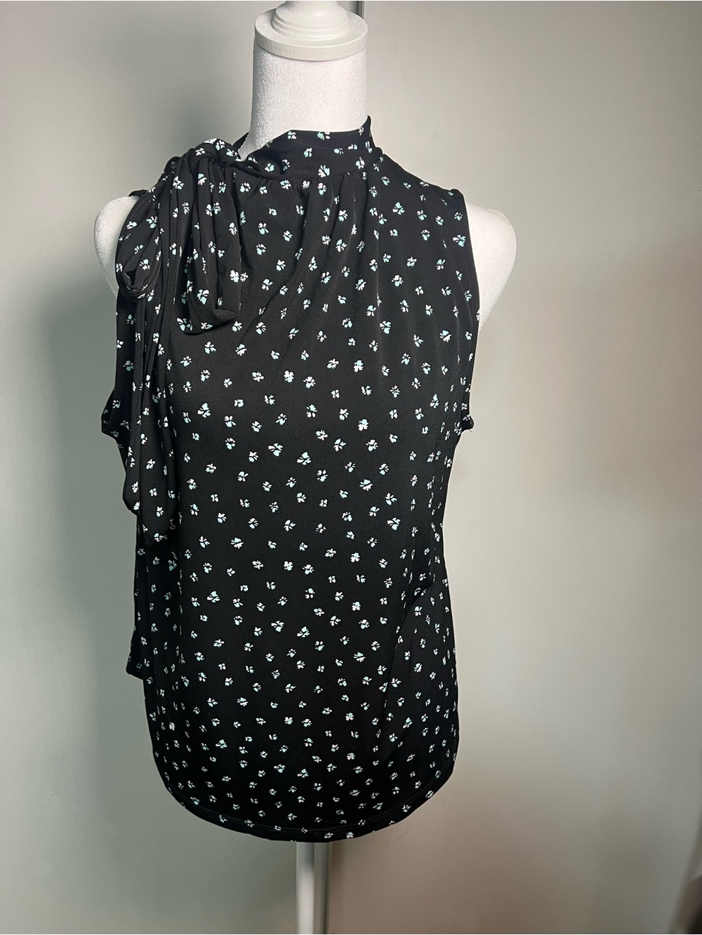 Liz Claiborne Black Sleeveless Floral Tie-Neck Blouse